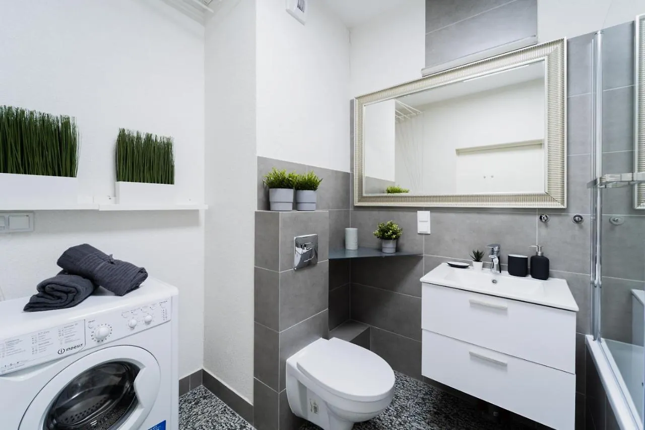 New Apartment Old Town - 3 Rooms - 7 People - Parking Place - Kosciuszki Street Wroclaw 0*,  Polonya